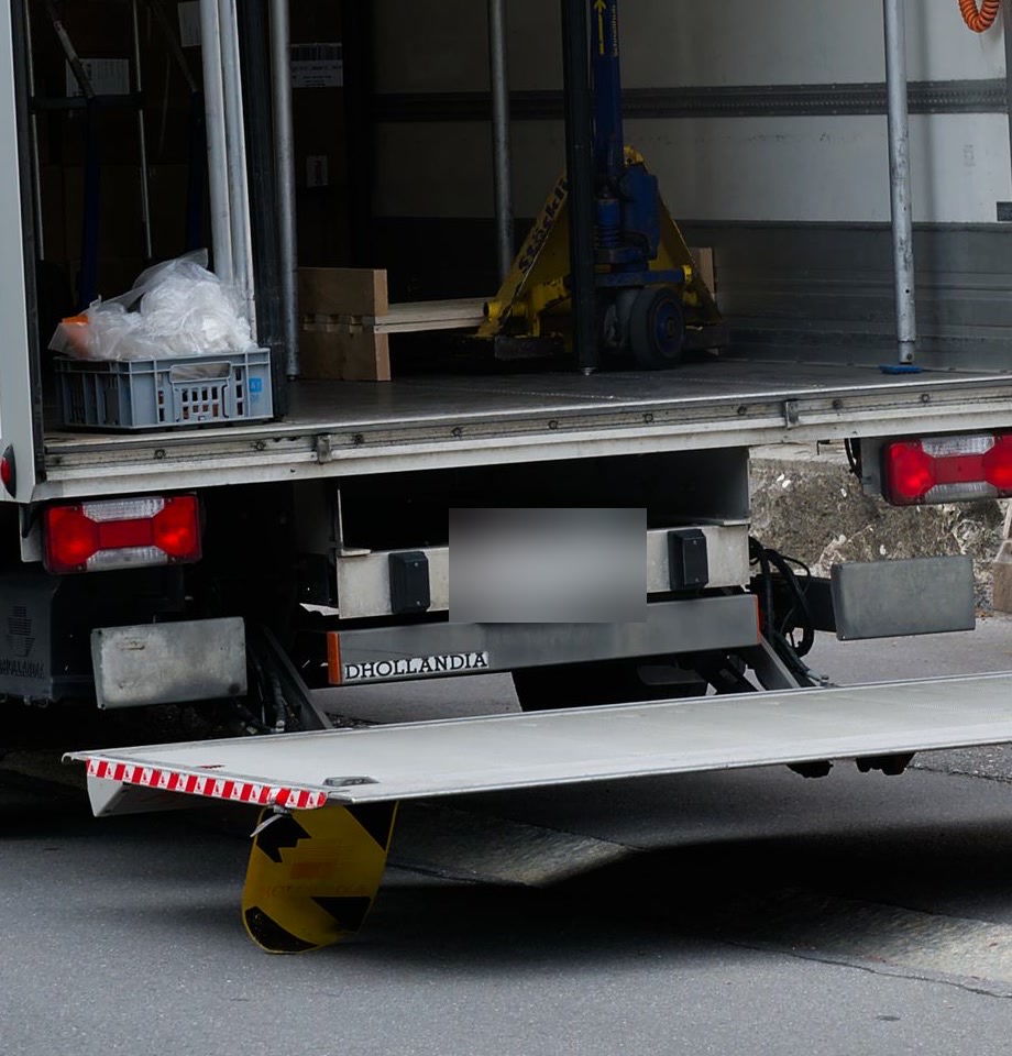 Lkw mit heruntergelassener Hebebühne beim Beladen (Symbolbild)